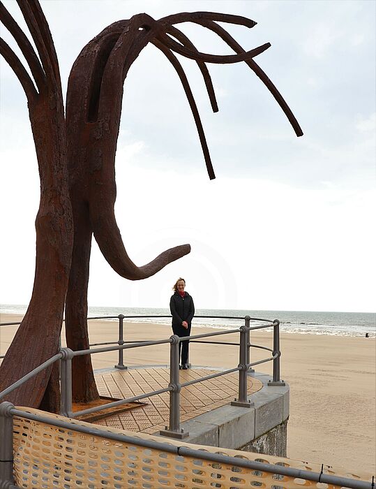 ©BELZ Die BELZ-Vorsitzende am Strand von Ostende