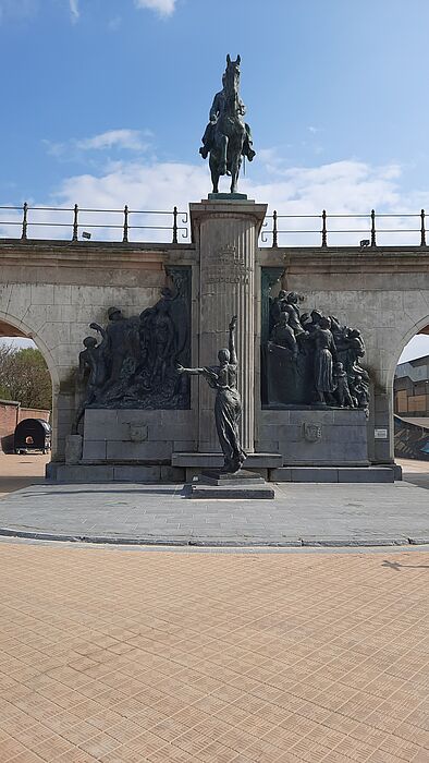 ©BELZ Die "Drie Gapers" mit der Reiterstatue König Leopolds II in Ostende 