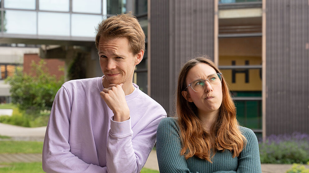 Zwei Personen mit verwunderten Gesichtsausdrücken.