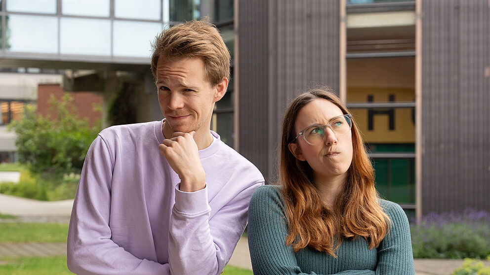 Zwei Personen mit verwunderten Gesichtsausdrücken.
