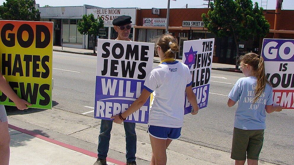 Mitglieder der Westboro Baptist Church (Topeka, KS) demonstrieren vor der jüdischen Beth Chayim Chadashim Synagoge in Los Angeles, Kalifornien (Freitag, 19.06.2009)