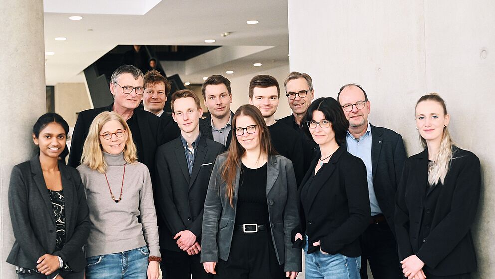 Gruppenfoto des Arbeitsbereichs Zeitgeschichte an der Universität Paderborn. Von links nach rechts: Jessica Singh, Annette Zaloudek, Michael Schubert, Martin Schmitt, Daniel Kramps, Florian Staffel, Julia Quast, Benedikt Heitmar, Peter Fäßler, Johanna Sackel, Michael Ströhmer, Christina Lüke-Schumann