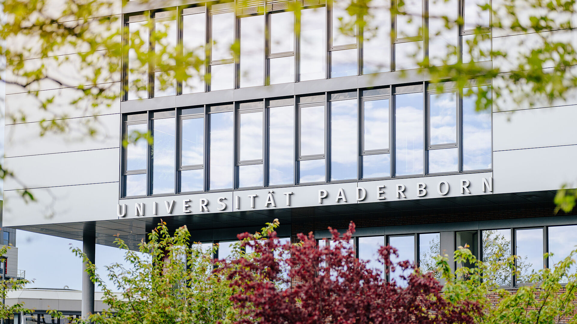 Ausschnitt eines Gebäudes mit Schriftzug "Universität Paderborn"