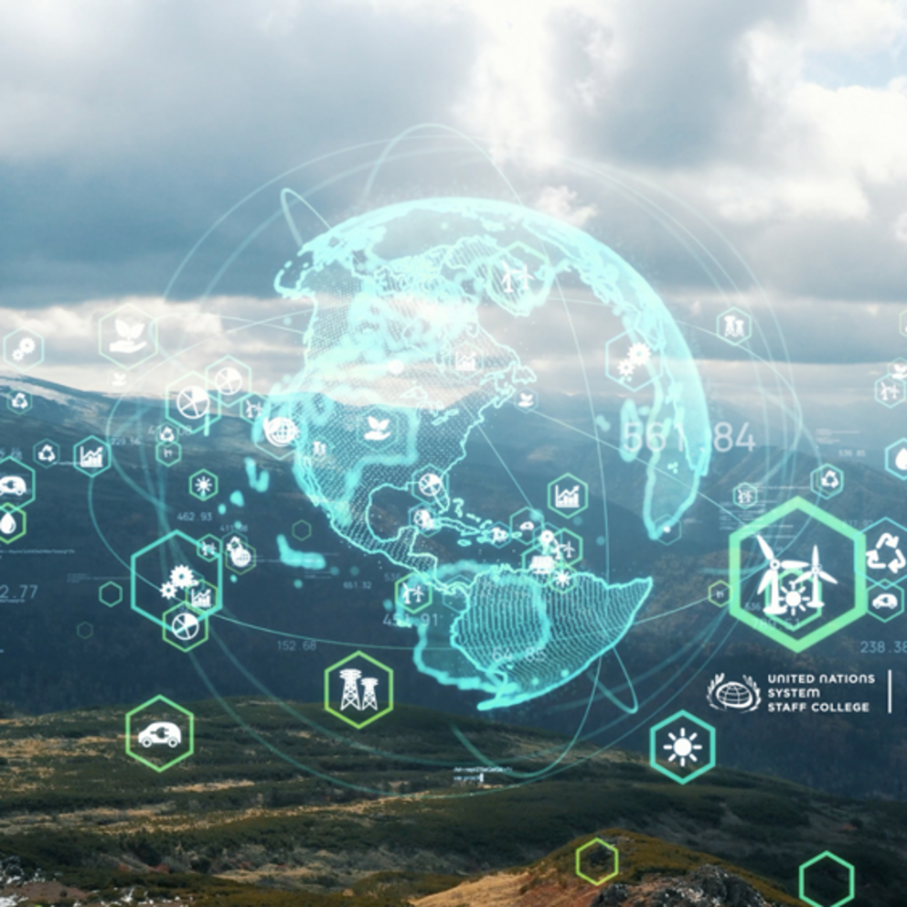 Digitale Interfaces und Repräsentation des Globus vor einer Gebirgslandschaft