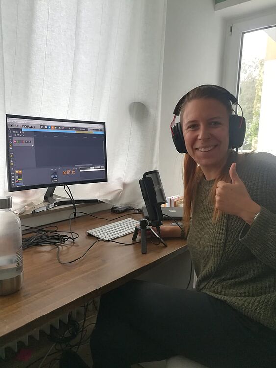 Daniela Möller (ehemalige wissenschaftliche Mitarbeiterin) bei der Podcasterstellung