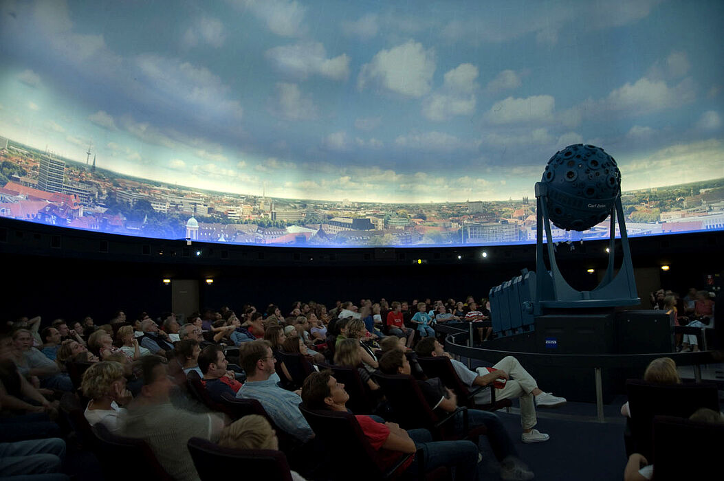 Vermittlung des wissenschaftlichen, insbesondere astronomischen Weltbilds in Planetarien