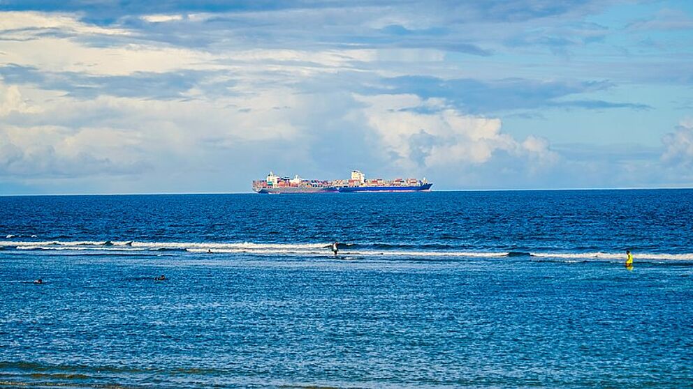 Containerschiff vor Anker im Indischen Ozean