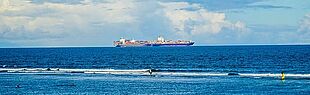 Containerschiff vor Anker im Indischen Ozean