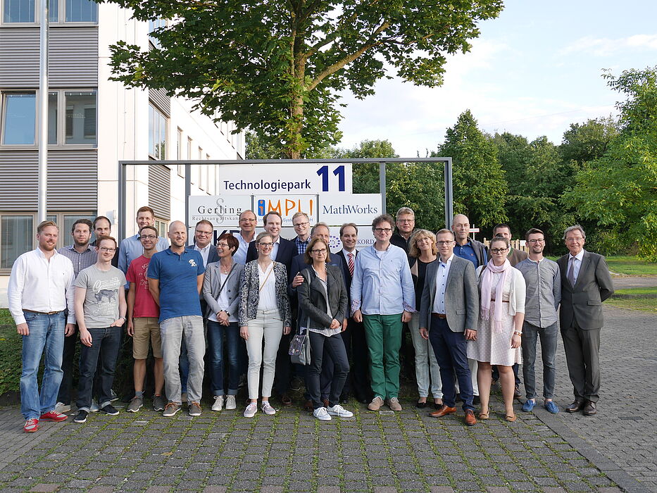 Foto (Universität Paderborn, TecUP): Zu Besuch in der Gründermanufaktur TecUP: Die Wirtschaftsjunioren mit ihrem Vorsitzenden Christian Horlitz (6. v. re.) im Kreise der jungen Start-ups mit Vizepräsident Prof. Dr. Rüdiger Kabst (9. v. r.) und Christo