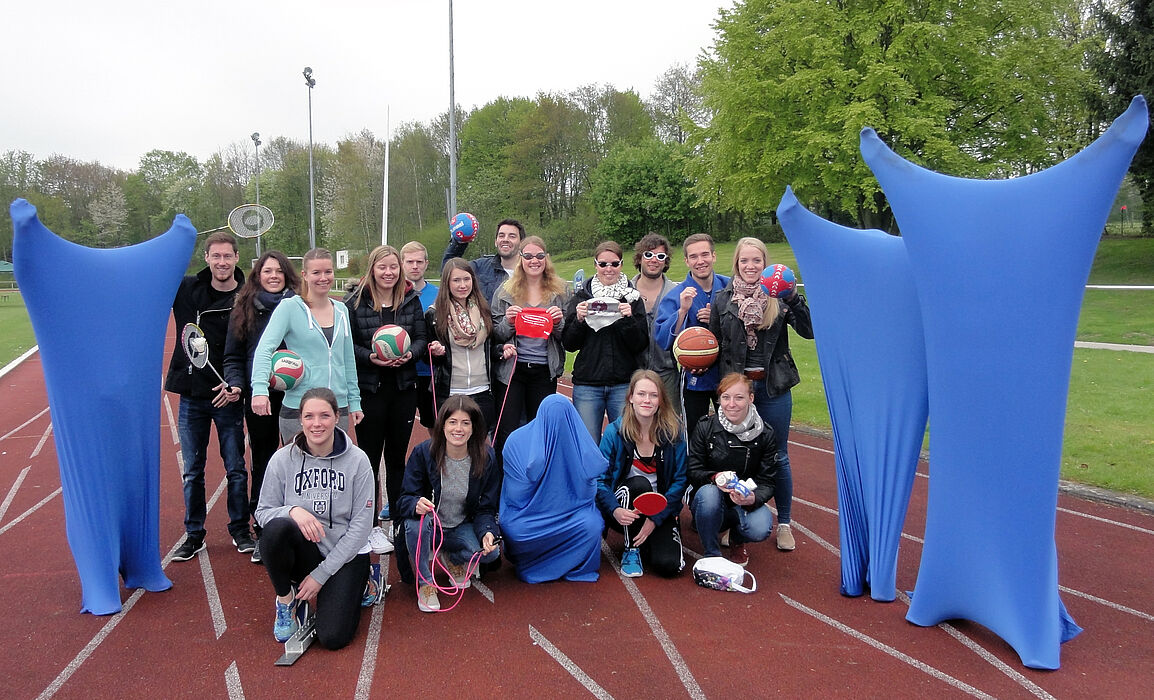 Foto (Universität Paderborn, Carolin Köster): Sportliche Vielfalt: Die neuen Mentorinnen und Mentoren sind bereit – die auffällige Bekleidung (so genannte Tanzsäcke) ist allerdings den Tänzerinnen und Tänzern vorbehalten.