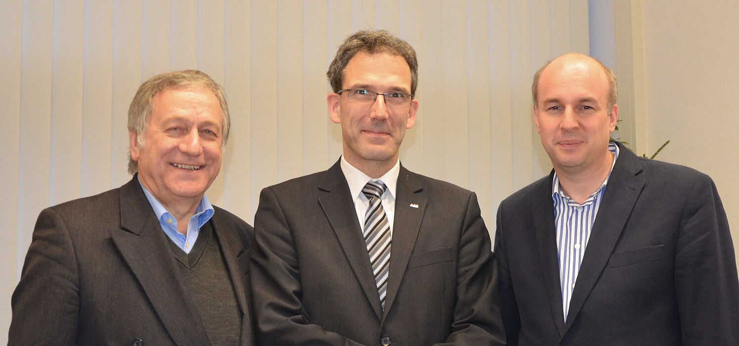 Foto: Prof. Dr.-Ing. Jochen Kreusel war Gastredner des Fakultätskolloquiums des Wintersemesters 2013/14, begrüßt von Dekan Prof. Dr. Jürgen Klüners (r.) und Dr. Michael Laska, Geschäftsführer der Fakultät (l.).