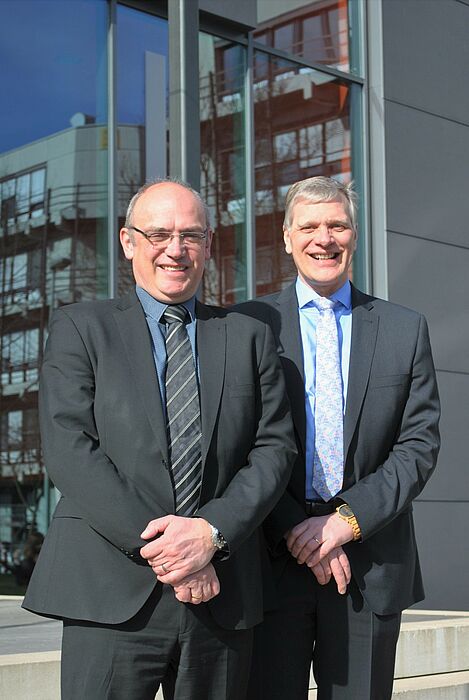 Foto (Universität Paderborn, Catherina Niedenführ): (v. l.) Prof. Dr.-Ing. Mirko Schaper und Prof. Dr.-Ing. Volker Schöppner.