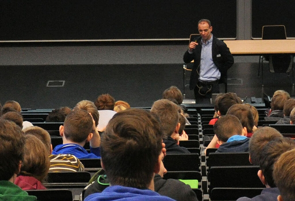 Foto (Universität Paderborn, Philipp Dreuw): Prof. Johannes Blömer erklärt die Geheimnisse der Kryptografie.
