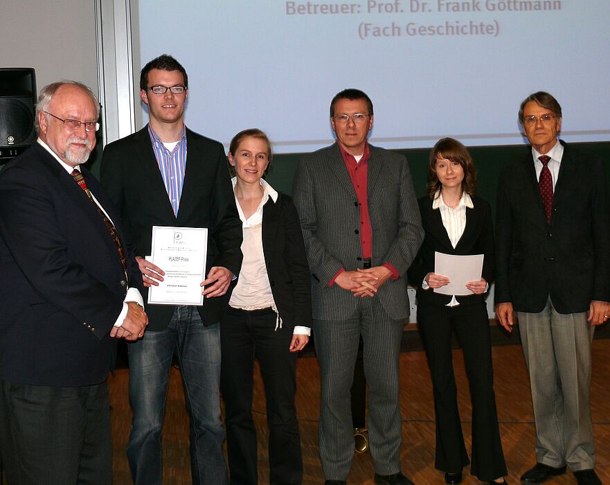 Foto: (v. li) Dr. Hartmut Lenhard, Vorstand PLAZEF, Preisträger Christian Arkenau, Andrea Decker von der Unity AG, Prof. Dr. Hans-Peter Brandl-Bredenbeck, Betreuer der Staatsexamensarbeit von Christian Arkenau, Preisträgerin Sonja Müller und ihr Betreu