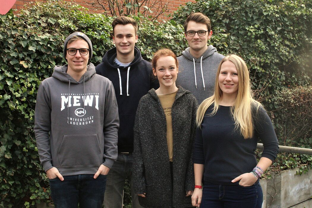 Foto (Projektgruppe): Das Projektteam der neunten Kurzfilmnacht „Oberhausen trifft Paderborn“ (v.l.n.r.): Gerson Kerinnes, Tobias Rösner, Johanna Germies, Alexander Schmid und Janna Westermann.