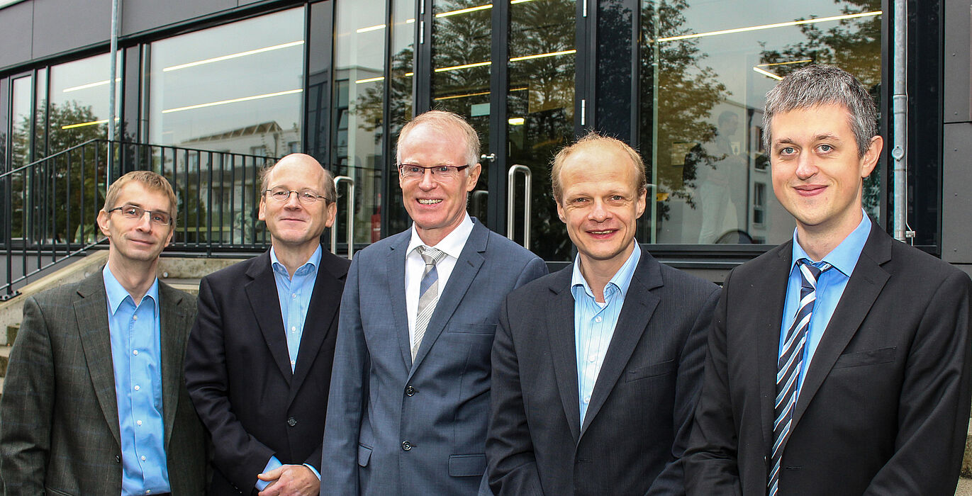 Foto (Universität Paderborn, Johannes Pauly): Die Forschergruppe Akustische Sensornetzwerke (v. l.): Prof. Dr. Holger Karl, Universität Paderborn, Prof. Dr. Rainer Martin, Universität Bochum, Prof. Dr. Reinhold Häb-Umbach, Fachgebiet Nachrichtentechni