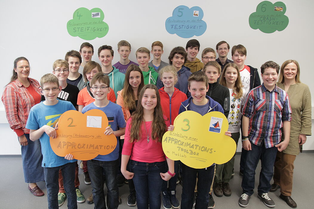 Foto (Universität Paderborn, Vanessa Dreibrodt): 23 Gymnasiasten aus ganz OWL nahmen am Workshop „Energieeffiziente Mobilität: mechanisches Fügen, Kleben, Modellieren“ an der Uni Paderborn teil. Betreut wurden die Teilnehmer von Jun.-Prof. Dr. Katr