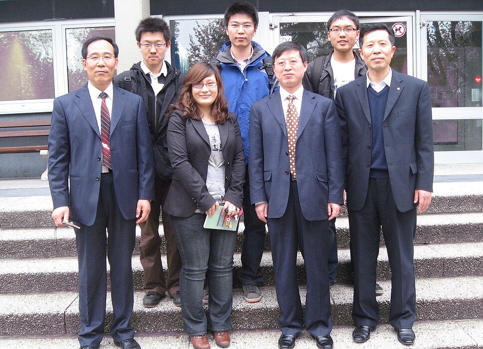 Foto (Universität Paderborn): Prof. Wang Shoucheng (3.v.r.), Dekan der CDTF, interessierte sich für die Erfahrungen seiner ehemaligen Maschinenbau-Studierenden in ihrem Paderborner Studienabschnitt. Zhen Xinze (3.v.l.), Doktorandin im Maschinenbau, info