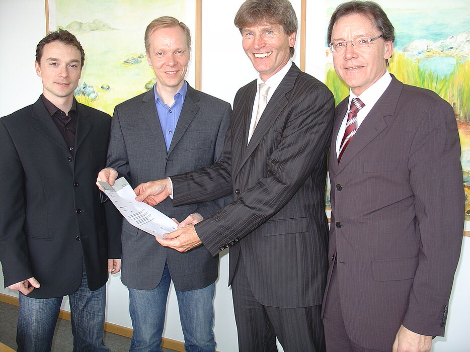 Foto (v. li.): Dr. Mike Bobert und Dr. Hans Egold (Vorstand Alumni Chemie e. V.), Präsident Prof. Dr. Nikolaus Risch und Christoph Schön (Stabsstelle Präsidium Hochschulnetzwerk und Fundraising).