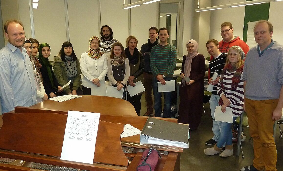 Foto (Universität Paderborn, Cordula Heupts): Teilnehmer der Librettowerkstatt des Zentrums für Komparative Theologie und Kulturwissenschaften, ZeKK-Vorsitzender Prof. Klaus von Stosch (links) und Trimum-Projektleiter und Komponist Bernhard König (rech