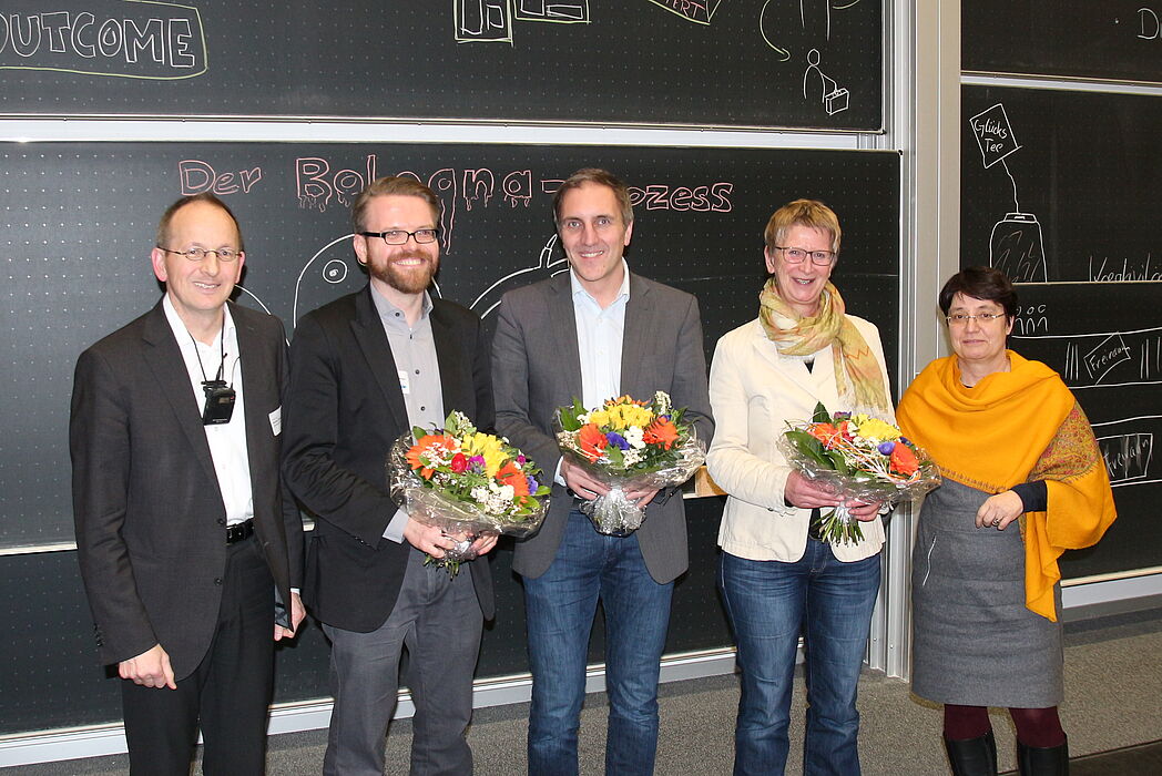 Foto (Universität Paderborn, Björn Heerdegen) : Prof. Dr. Niclas Schaper, Jun.-Prof. Robert Kordts-Freudinger, Prof. Dr. Timm Albers, Prof. Dr. Thea Stroot und Prof. Dr. Birgit Riegraf (v. l.).