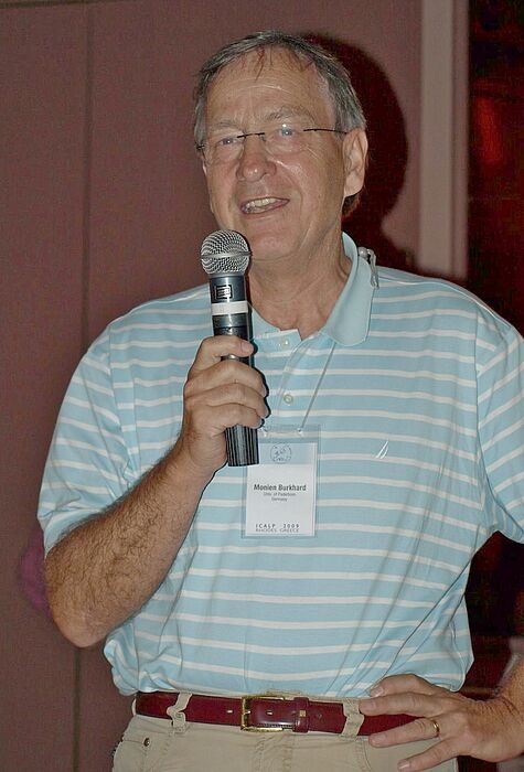 Foto (Manfred Kudlek): Prof. Dr. Burkhard Monien bei der Danksagung nach seiner Wahl zum Präsidenten der europäischen Vereinigung der theoretischen Informatiker (EATCS).