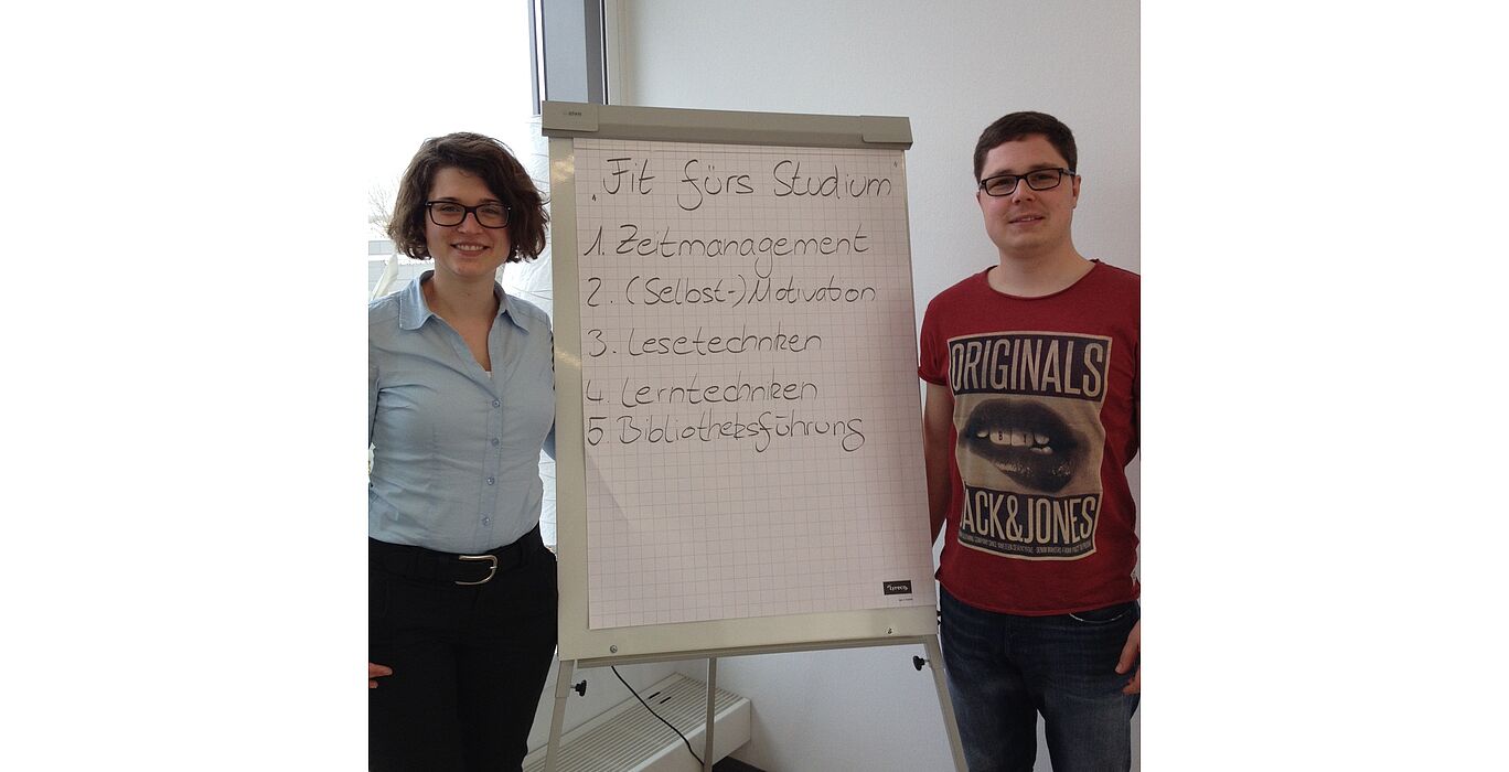 Foto (Universität Paderborn, ZSB): Christine Klußmeyer und Rene Bettermann machen Erstsemester fit für das Studium.