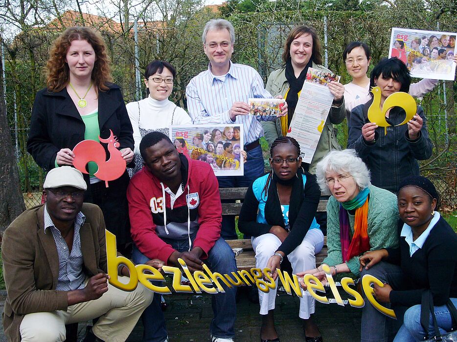 Auf dem Foto sind von links nach rechts zu sehen: Verwaltungsfachangestellte Jennifer Geisler, Studentin Xiang Gu, Studierendenpfarrer Matthias Surall, Gemeindeassistentinnen Sonja Güttler und Na Wang, Küsterin Elisabeth Jansen (obere Reihe) sowie Stude