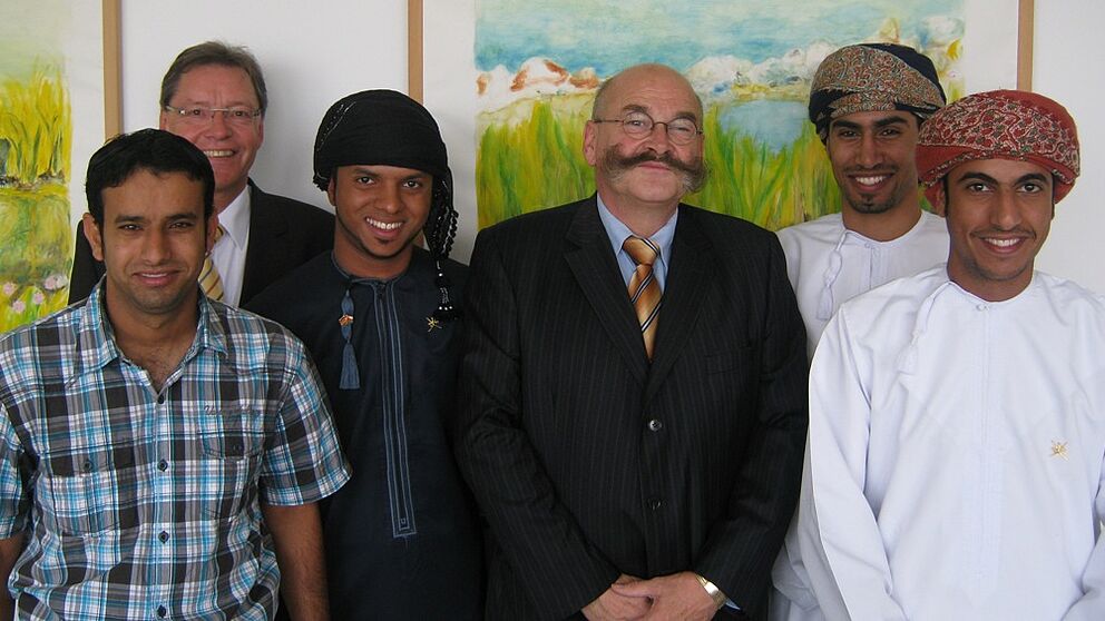 Foto (Universität Paderborn): Seltener Besuch: Auf Einladung der Stabsstelle des Präsidiums der Universität Paderborn und deren Leiter Christoph Schön (2. von links) besuchten kürzlich vier Studenten aus dem Oman die Universität Paderborn. Empfangen