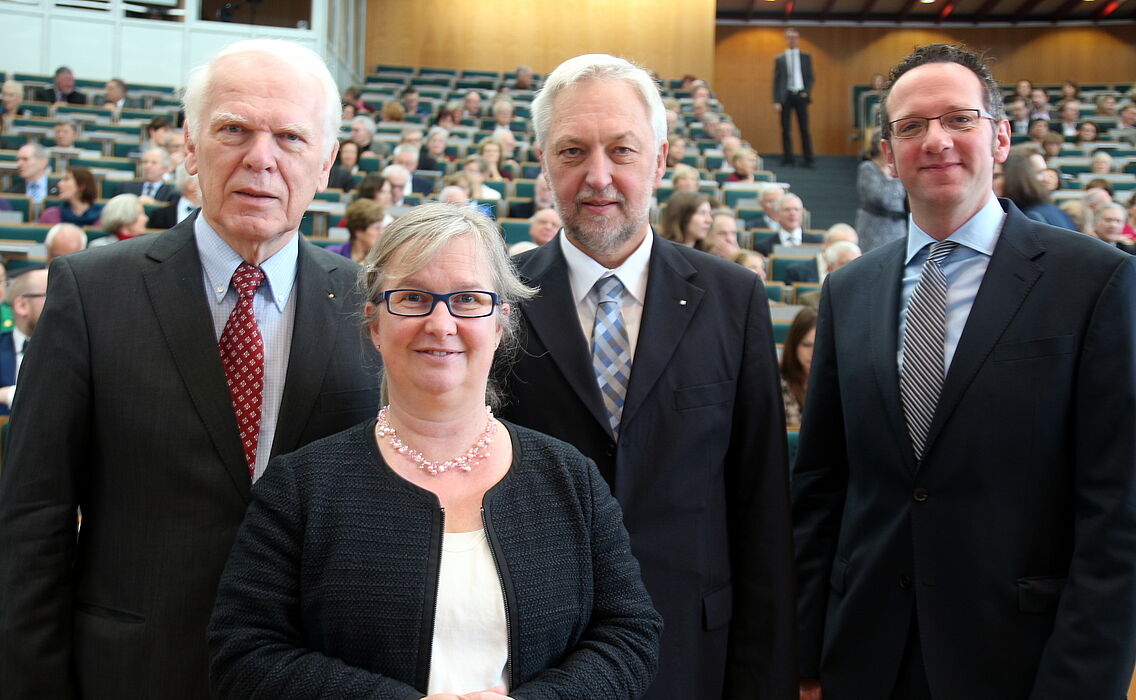 Foto (Universität Paderborn, Nina Reckendorf): Hochschulrat Prof. Dr. Winfried Schulze, Vizepräsidentin Simone Probst, Präsident Prof. Dr. Wilhelm Schäfer und Prof. Dr. Dr. Claus Reinsberger beim Neujahrsempfang.