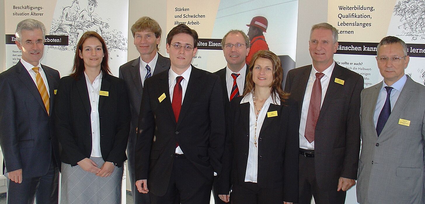 Foto (Universität Paderborn, v. li.): Dr. Christof Eichert (Ministerium für Generationen, Familie, Frauen und Integration NRW), Sandra Bischof (AK Gesunde Hochschule Paderborn), Prof. Dr. Nikolaus Risch (Präsident Universität Paderborn), Thimo von Stu
