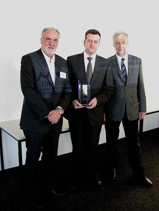 Foto (Universität Paderborn): (v. l.) Prof. Bernd Seel (Leiter der Technologietransferstelle UniConsult), Dr. Andreas Siebe (Vorstand der ScMI Scenario Management International AG) und Prof. Dr. Wilhelm Schäfer (Vizepräsident für Forschung und wissens