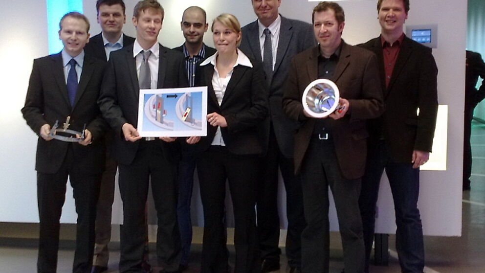 Foto (C.I.K.): Die Preisträger: (v. l.): Ralf Dingler, Hardy Grewing, Björn Berensen, Maik Imlau, Ellen Albring, Walter Metzen (Geschäftsführer Zumtobel Lighting GmbH), Elmar Duenschede (Technology Scout, Zumtobel Lighting GmbH), Benedikt Birkhäuser 