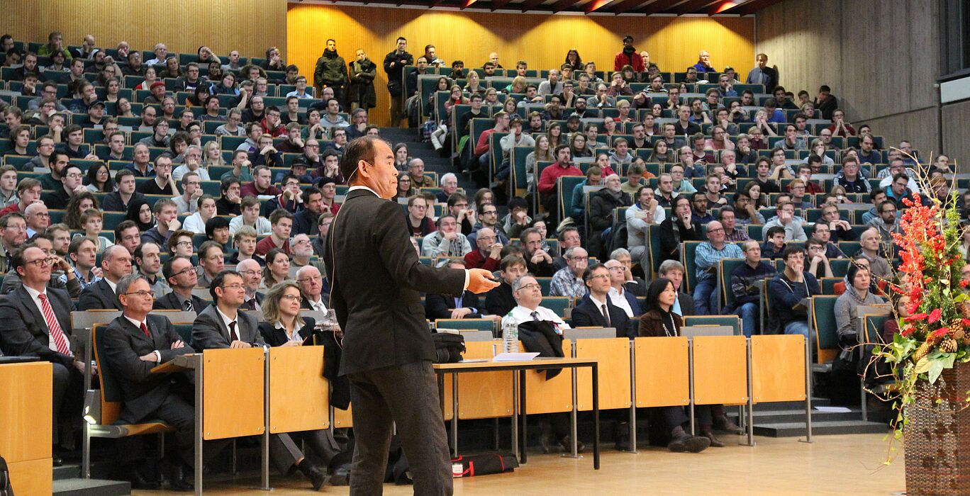 Foto (Universität Paderborn, Björn Heerdegen): Nobelpreisträger Shuji Nakamura faszinierte das Publikum im Auditorium maximum in seinem Vortrag über „Die Erfindung der hocheffizienten blauen LEDs und zukünftigen Festkörper-Beleuchtung“.