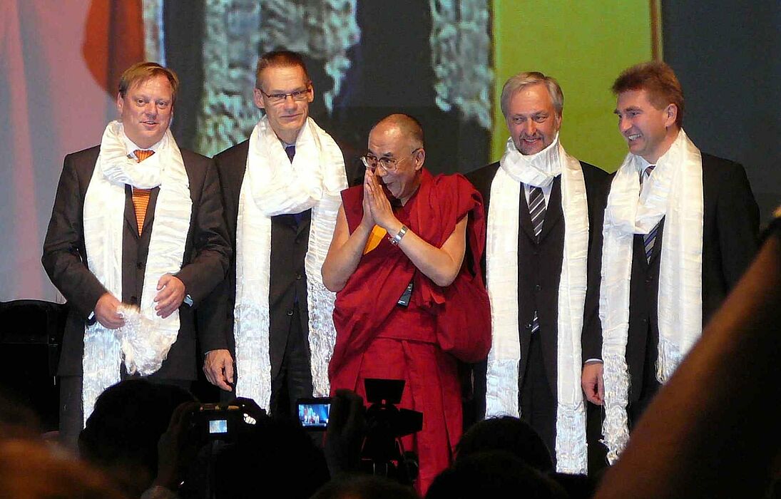 Foto: In der Halle Münsterland sprach der Dalai Lama (Mitte) vor 4.500 Zuhörern. Von links: Prof. Dr. F. Ekkehardt Hahn (Uni Münster, Dekan Fachbereich Chemie und Pharmazie), Prof. Dr. Jan Andersson (Universität Münster), Prorektor Prof. Dr. Wilhelm 