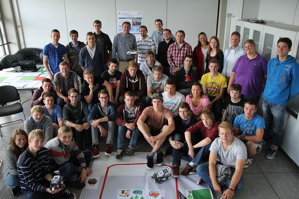 Foto (Universität Paderborn): 30 Schüler des Richard-von-Weizsäcker-Berufskollegs konnten in der Erfinderwerkstatt Kenntnisse und Fähigkeiten außerhalb des traditionellen Unterrichts trainieren und „Uni-Luft“ schnuppern. Engagiert: Jun.-Prof. Dr.