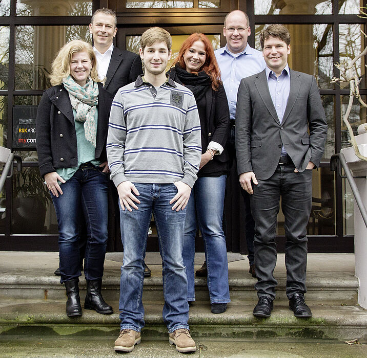 Foto (myconsult): Marian Schiemann und die myconsult GmbH freuen sich auf das neue Förderjahr: (von links) Dr. Yvonne Groening (Geschäftsführerin myconsult GmbH), Dr. Stephan Kassanke (Geschäftsführer myconsult GmbH), Marian Schiemann (Stipendiat), F