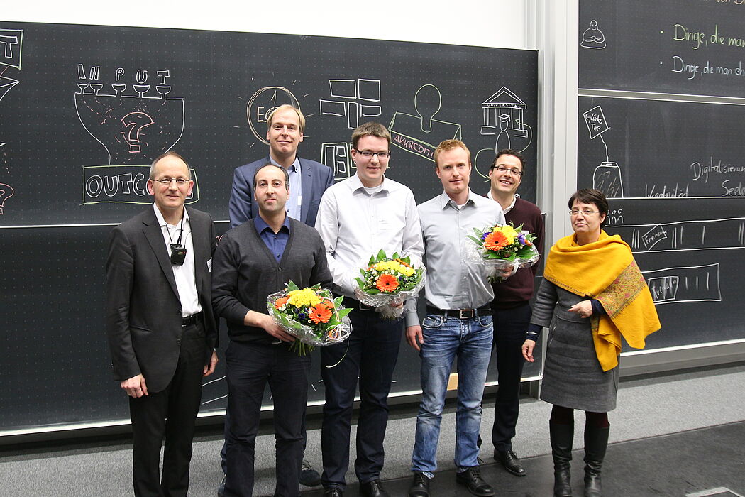 Foto (Universität Paderborn, Björn Heerdegen): Die Arbeitsgruppe um Prof. Dr. Dennis Kundisch (2. v. r.) mit Prof. Dr. Niclas Schaper (links) und Prof. Dr. Birgit Riegraf.