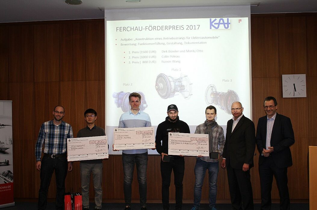 Foto (Universität Paderborn): Preisträger des FERCHAU-Förderpreises 2017: (v. l.) Johannes Tominski (KAt), Runxin Wang, Colin Polnau, Moritz Otto, Dirk Bünder, Prof. Dr.-Ing. Detmar Zimmer (KAt) und Jens Husemann (FERCHAU).
