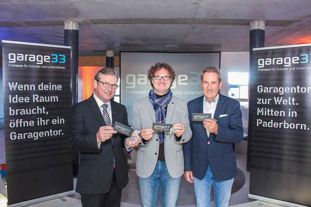 Foto (Universität Paderborn, Johannes Pauly): Sie starten ‚garage33‘ als Silicon Valley in OWL (v. l.): Bürgermeister Michael Dreier, Prof. Dr. Rüdiger Kabst, Vizepräsident für Technologietransfer und Marketing der Universität sowie TecUP-Chef u