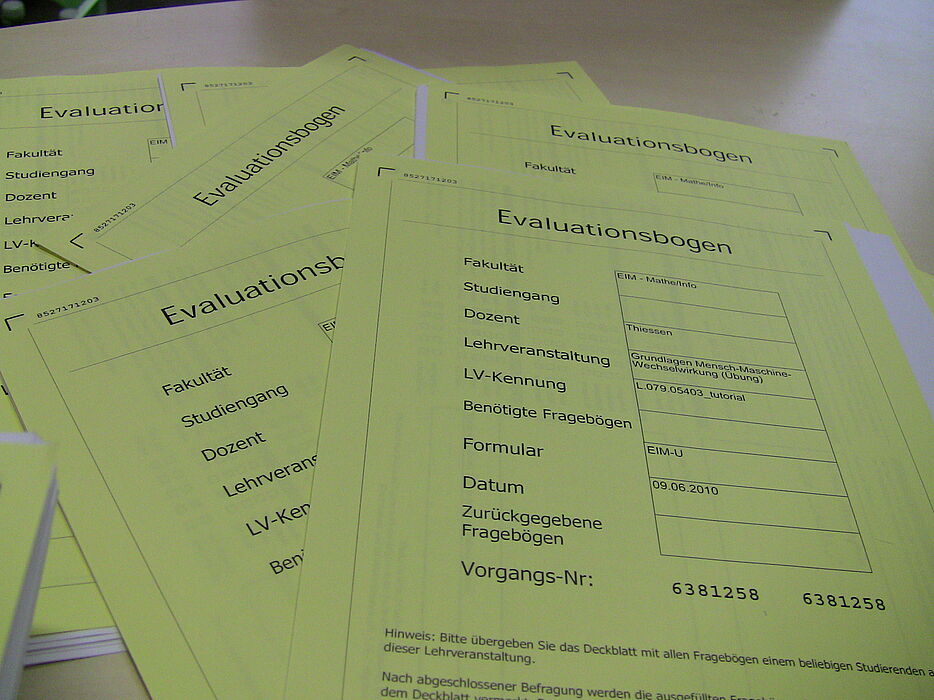 Foto (Universität Paderborn): Sortierte Fragebögen vor dem Scannen