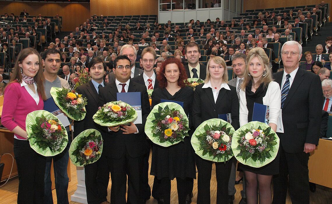 Foto (Martin Decking): Lara Gerhardts, Zeynel Sahin, Dr.-Ing. Vadim Issakow, Husam Darwish, Dr. rer. nat. Stefan Wipperman, Dr. Mirna Zeman, Dr. Ing. Thomas Niendorf, Martina Hüllmann und Leonie Schulte (v. l.) wurden für ihre herausragenden Abschlussar