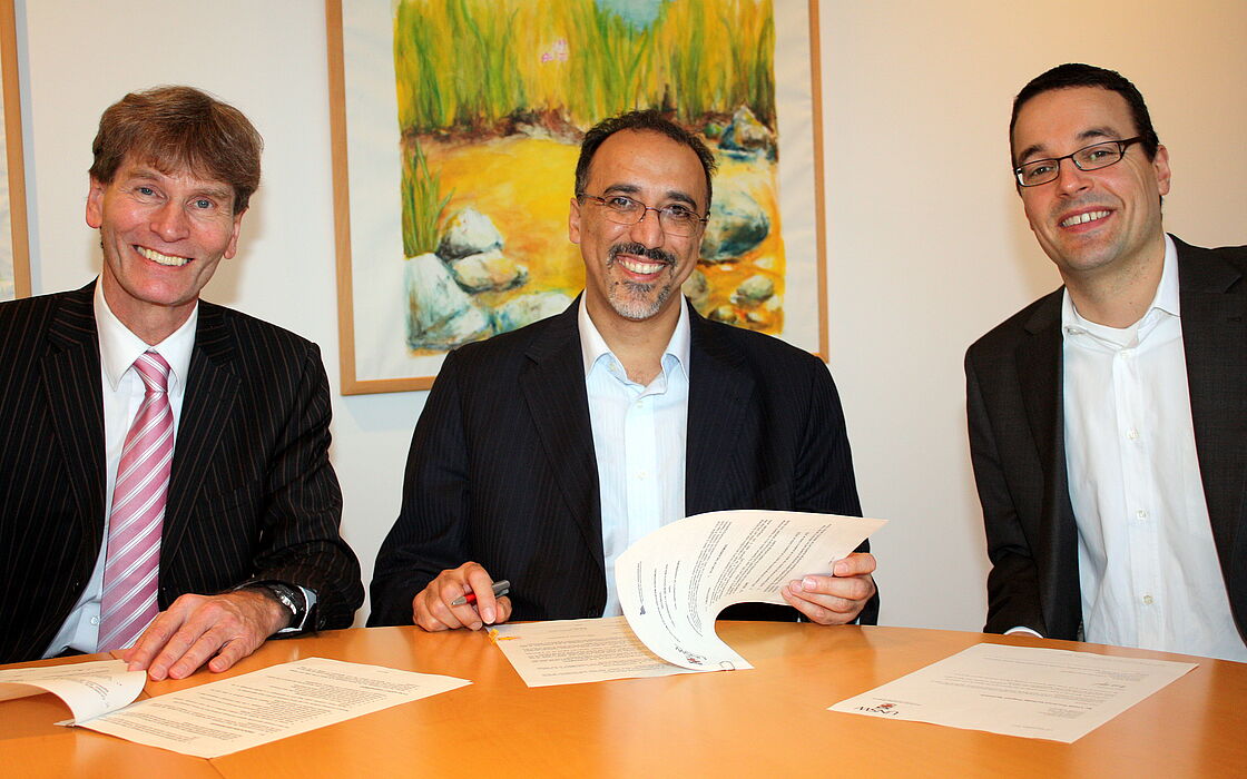 Foto (Universität Paderborn, Patrick Kleibold): (v. l.) Prof. Dr. Nikolaus Risch, Prof. Dr. Fethi Rabhi (University of New South Wales) und Prof. Dr. Dennis Kundisch bei der Unterzeichnung des Kooperationsvertrages.