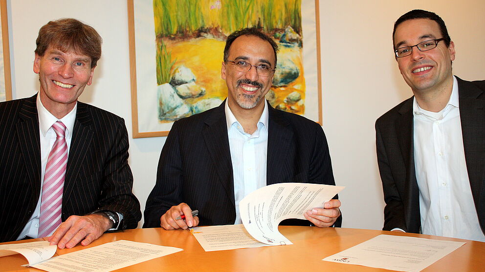 Foto (Universität Paderborn, Patrick Kleibold): (v. l.) Prof. Dr. Nikolaus Risch, Prof. Dr. Fethi Rabhi (University of New South Wales) und Prof. Dr. Dennis Kundisch bei der Unterzeichnung des Kooperationsvertrages.