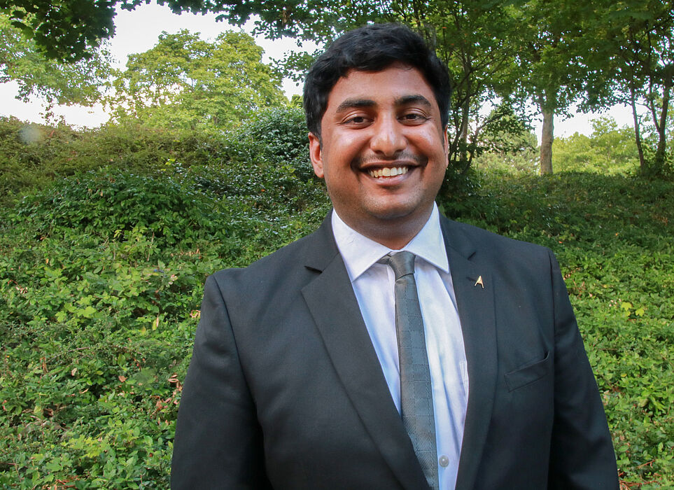Foto (Universität Paderborn, Carolin Riethmüller): Hat Abschluss und bereits den ersten Job in der Tasche: Abhiram Kolluri, 100. Absolvent des Masterstudiengangs „Electrical Systems Engineering“.