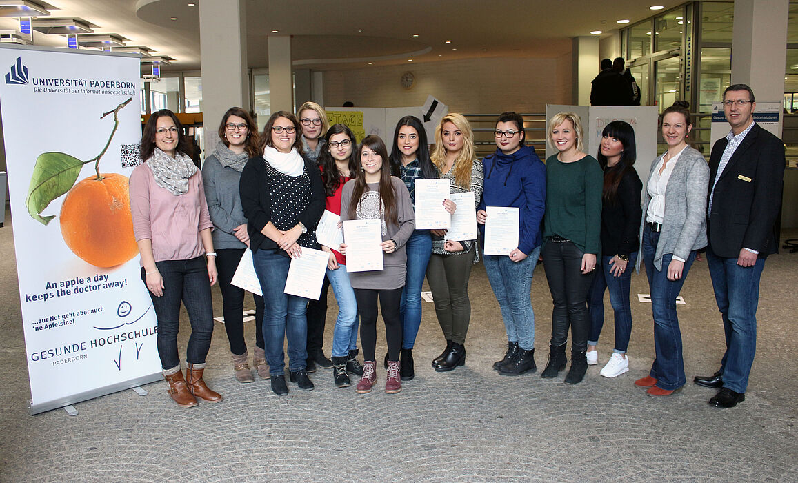 Foto (Universität Paderborn, Heiko Appelbaum): Bei der Zertifikatsübergabe an der Uni (v. l.): Sandra Bischof (Gesunde Hochschule), Anna Nikpey, Miriam Croft, Rebecca Holden, Melissa Savma, Isabel Steinbach, Büsra Güzel, Elif Basakküres, Tuba Celik, 