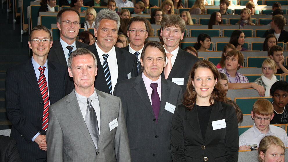 Foto (Frauke Döll): Fördern den Nachwuchs (von hinten links): Dr. Oliver Vorndran (Leiter des Bildungsbüros des Kreises Paderborn), Michael Uhlich (Abteilungsleiter der Bezirksregierung Detmold), Theo Küke von der Deutschen Bank (Leiter des Investment
