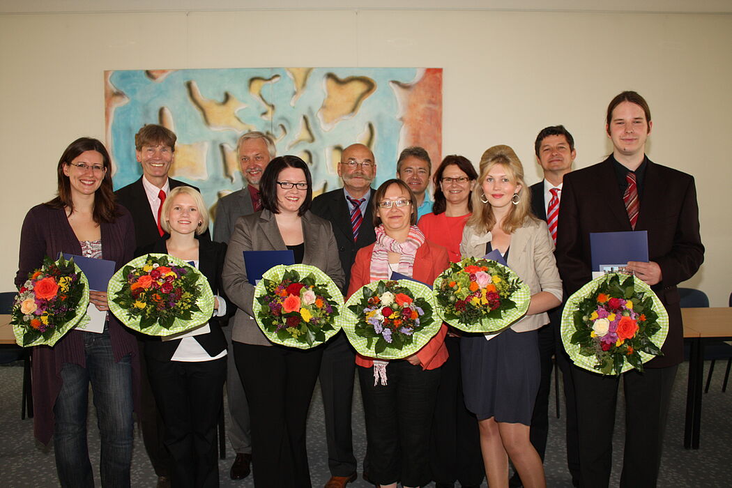 Foto (Uni Paderborn, Patrick Kleibold): Katharina Gefele (v.v.l.), Nerea Vöing, Sarah Schäfer, Stella Kaczmarek, Leonie Schulte und Andreas Klöpping erhielten ihre Stipendien von den Präsidiumsmit-gliedern: Universitätspräsident Prof. Dr. Nikolaus R