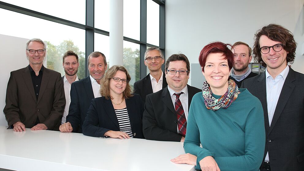Foto (Universität Paderborn, Vanessa Dreibrodt): Prof. Dr. Eckhard Steffen, Christopher Gerking (beide Uni Paderborn), Klaus Meyer (Energie Impuls OWL), Prof. Dr. Christine Silberhorn (Uni Paderborn), Prof. Dr. Günter Maier (Uni Bielefeld), Prof. Dr. Ch