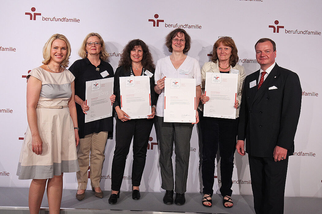 Foto (berufundfamilie): Zertifikatsverleihung 2016 des „audit familiengerechte hochschule“:  links Bundesfamilienministerin Manuela Schwesig, Dipl.-Päd. Irmgard Pilgrim, Gleichstellungsbeauftragte der Universität Paderborn (2. v. r.), John-Philip Ha